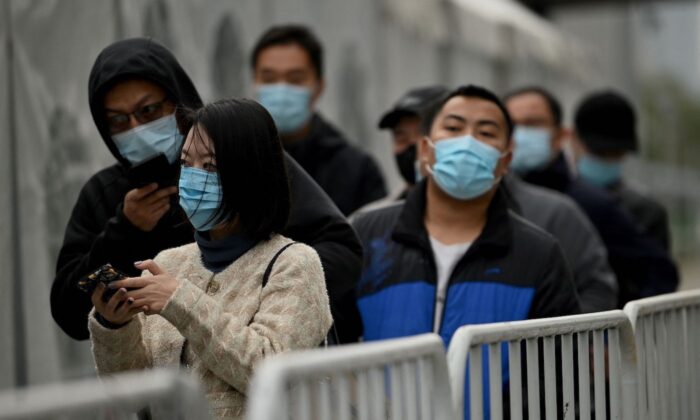Люди в очереди на COVID-19-тестирование в Пекине, 1 ноября 2021 года. Фото: Noel Celis/AFP / Getty Images | Epoch Times Россия