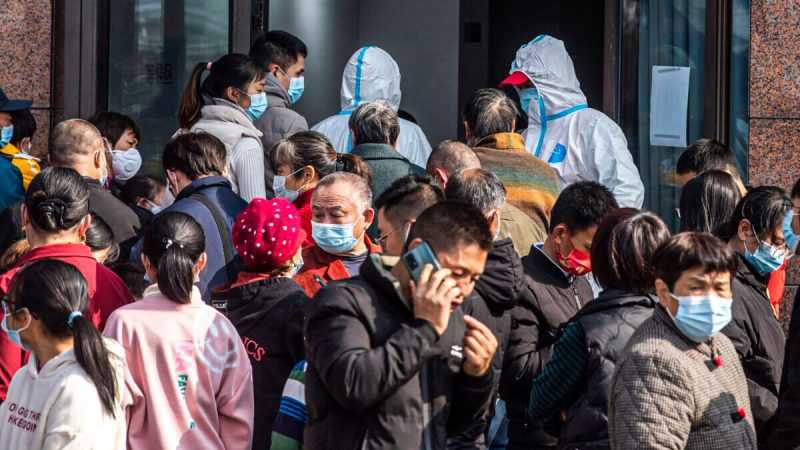 Люди стоят в очереди на тестирование на COVID-19 в Нинбо, провинция Чжэцзян на востоке Китая, 7 декабря 2021 года. Фото: STR/AFP via Getty Images
 | Epoch Times Россия