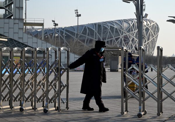 Охранник закрывает ворота в Олимпийский парк Пекина 4 января 2022 года в Пекине. (NOEL CELIS/AFP via Getty Images)