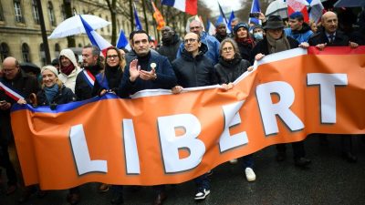 100000 человек протестуют во Франции против обязательной вакцинации от COVID-19