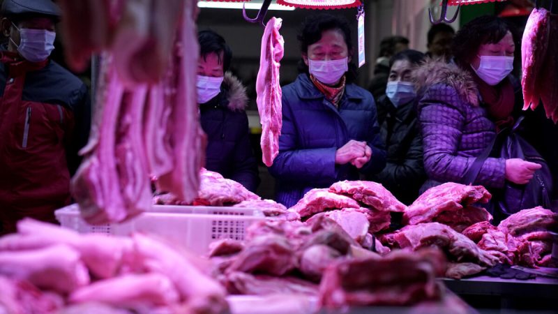 Жители покупают свинину на улице, известной своими колбасами, в Ухане, провинция Хубэй, Китай, 31 декабря 2020 года. (Getty Images) | Epoch Times Россия