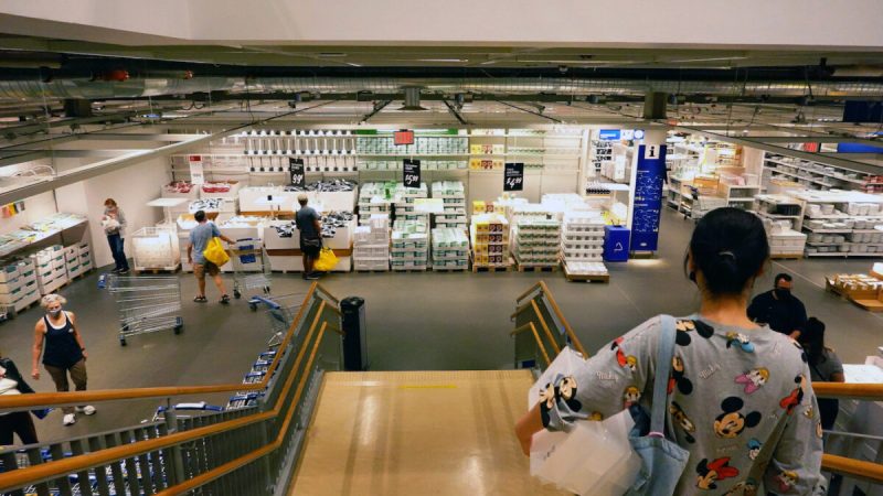 Люди делают покупки в магазине ИКЕА в районе Ред Хук в Бруклинском боро в Нью-Йорке 15 октября 2021 года. (Michael M. Santiago/Getty Images)
 | Epoch Times Россия