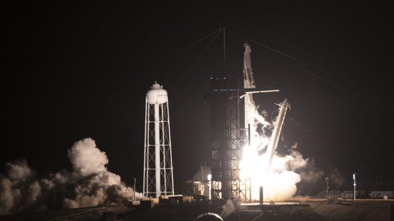 Ракета SpaceX Falcon 9 с космическим кораблём Crew Dragon стартует с космодрома Космического центра Кеннеди в 2021 году на мысе Канаверал, штат Флорида, 10 ноября 2021 года. Фото: Joe Raedle/Getty Images
 | Epoch Times Россия