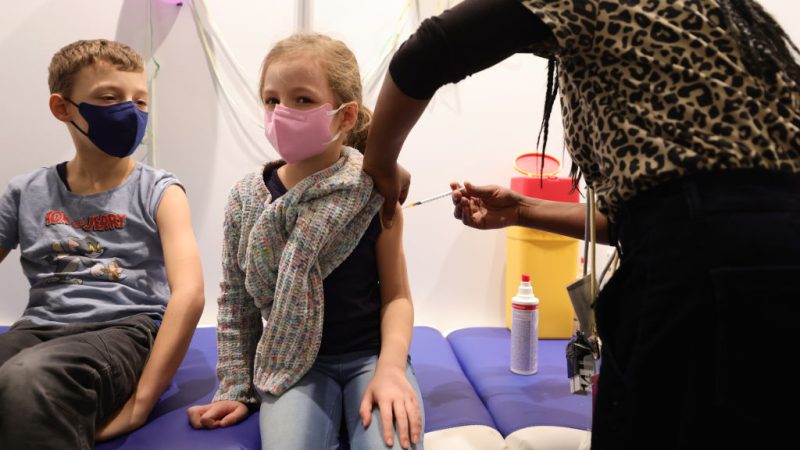 Дети получают дозу вакцины COVID-19 Pfizer-BioNTech Comirnaty в детском отделении центра вакцинации Lanxess Arena в Кёльне, Германия, 18 декабря 2021 года. (Andreas Rentz/Getty Images)  | Epoch Times Россия