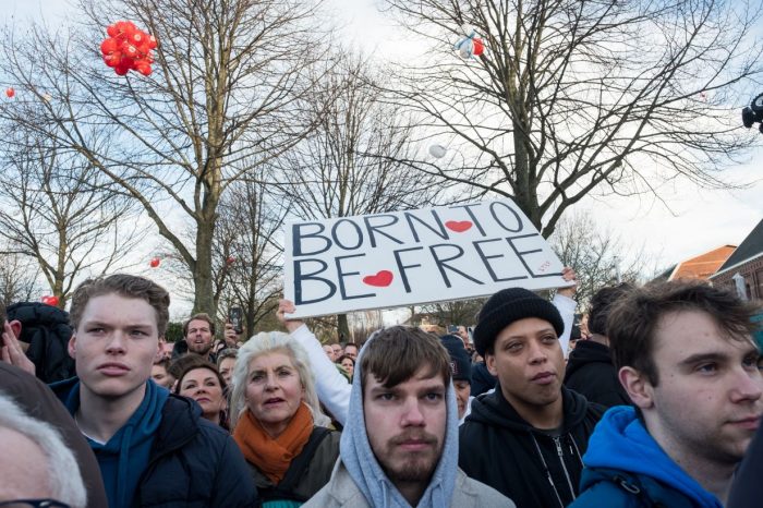 Протесты в Нидерландах против антиковидных мер закончились столкновениями с полицией