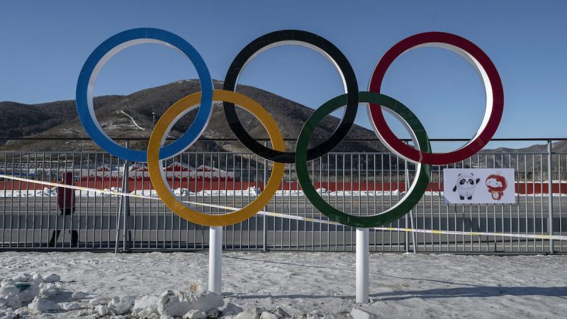 Олимпийские кольца в одной из деревень для спортсменов во время зимних Олимпийских игр 2022 года в Пекине до закрытия территории, провинция Хэбэй, северный Китай, 3 января 2022 года. (Kevin Frayer/Getty Images)
 | Epoch Times Россия