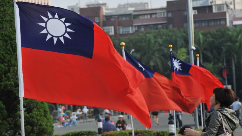 Государственные флаги Тайваня развеваются рядом с Тайбэй 101 в Мемориальном зале Сунь Ятсена в Тайбэе 7 октября 2012 года. (Mandy Cheng/AFP via Getty Images) | Epoch Times Россия
