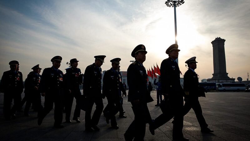 Китайские военные делегаты прибывают в Большой зал народных собраний перед началом третьего пленарного заседания китайского законодательного органа – Всекитайского собрания народных представителей (ВСНП), Пекин, Китай, 12 марта 2015 года. (Lintao Zhang/Getty Images)  | Epoch Times Россия