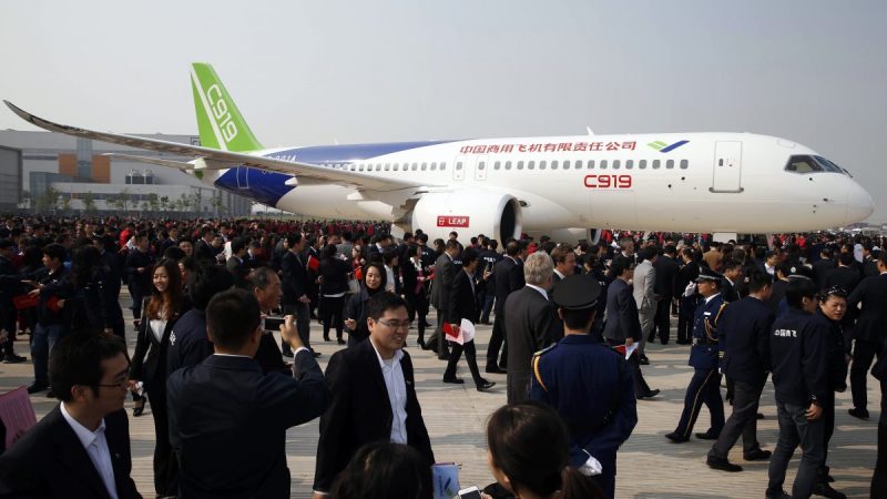 Китай представляет C919, свой первый большой пассажирский самолет, построенный Китайской государственной компанией при содействии иностранных компаний. Фото: STR/AFP/Getty Images | Epoch Times Россия