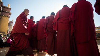 Китайские власти заставили монахов и тибетцев присутствовать при сносе статуи Будды