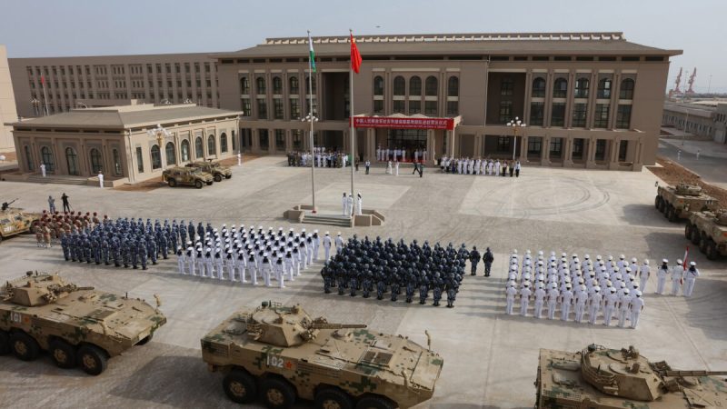 Представители Народно-освободительной армии Китая на церемонии открытия новой китайской военной базы в Джибути 1 августа 2017 г. Фото: STR/AFP via Getty Images | Epoch Times Россия