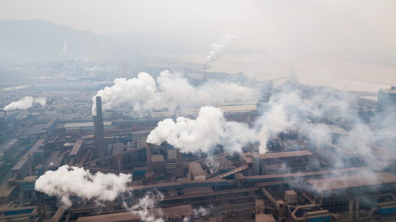 Выбросы сталелитейных заводов в Ханьчэн, провиции Шэньси. Китай, 17 февраля 2018 года. (Изображение: Fred Dufour/AFP/Getty Images.)
 | Epoch Times Россия
