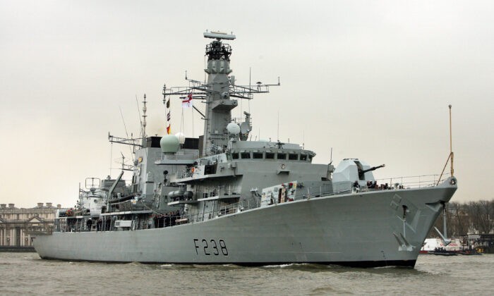 HMS Northumberland плывёт по Темзе в Лондоне, 29 марта 2007 г. Фото: Peter Macdiarmid/Getty Images | Epoch Times Россия