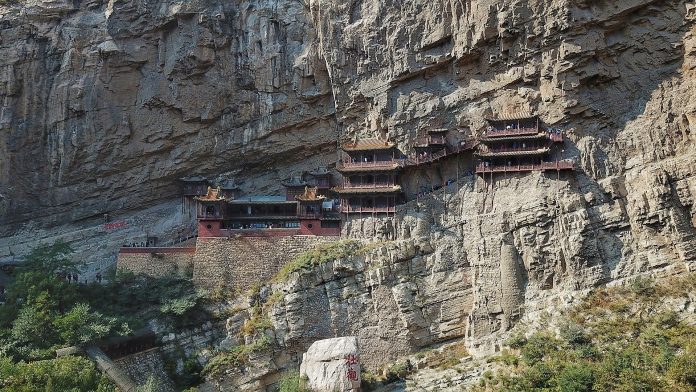 Фото: В декабре 2010 года «Висячий храм Хэншань» в Шаньси был включён в список журнала «Time», как одно из 10 самых ненадёжных зданий в мире. (Image: via Wikipedia) | Epoch Times Россия