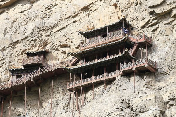 Фото: Висячий храм Хэншань. За более чем 1500 лет залы храма Сюанькун пережили бесчисленные землетрясения, оползни и ливни. (Image: via Wikipedia)