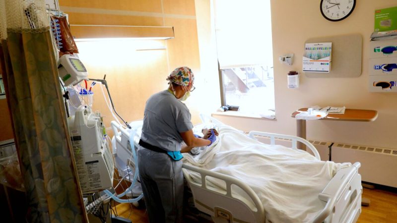 Медсестра ухаживает за нековидным пациентом на аппарате искусственной вентиляции лёгких в больнице Бомонт в Дирборне, штат Мичиган, 17 декабря 2021 года. (Jeff Kowalsky/AFP via Getty Images)
 | Epoch Times Россия