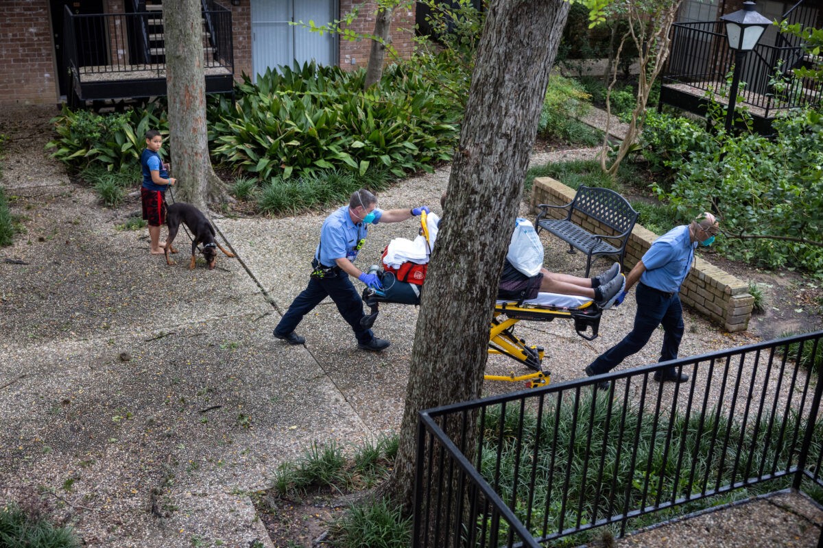 Парамедики пожарной службы Хьюстона транспортируют мужчину, страдающего от затруднённого дыхания, в больницу в Хьюстоне, штат Техас, 14 сентября 2021 года. (John Moore/Getty Images)