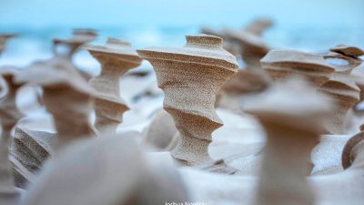 Созданные ветром песчаные столбы погружают в потусторонний мир