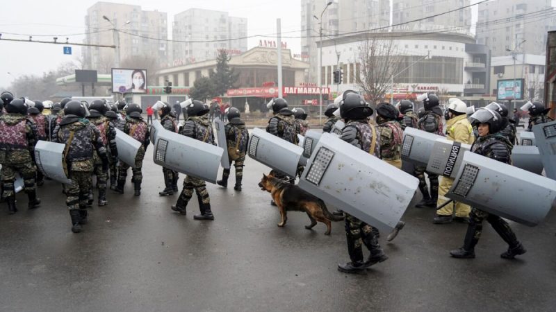 ОМОН собирается блокировать демонстрантов во время акции протеста в Алма-Ате, Казахстан, 5 января 2022 года. (Vladimir Tretyakov/AP Photo)
 | Epoch Times Россия