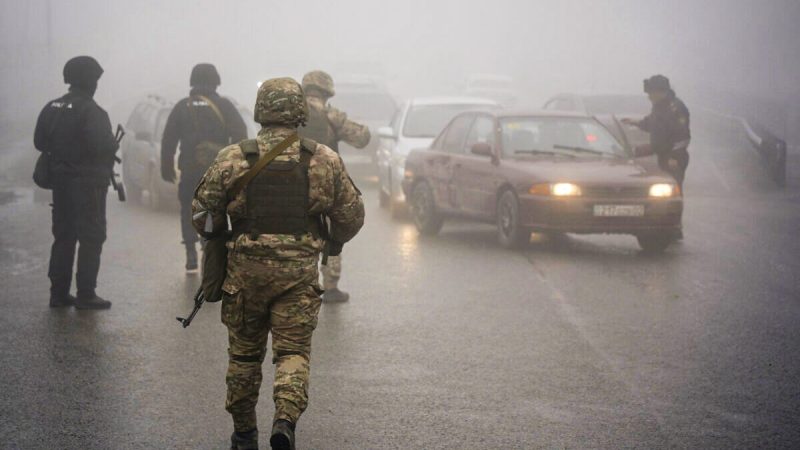 Казахстанские солдаты контролируют дорогу в Алма-Ате, Казахстан, 8 января 2022 года. Фото: Vladimir Tretyakov/NUR.KZ via AP  | Epoch Times Россия
