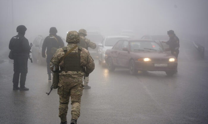 Казахстанские солдаты контролируют дорогу в Алма-Ате, Казахстан, 8 января 2022 года. (Vladimir Tretyakov/NUR.KZ via AP) | Epoch Times Россия