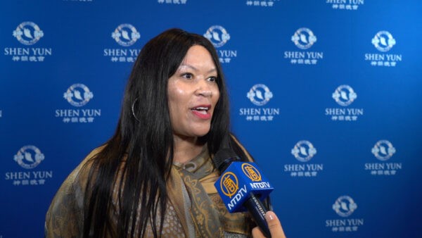 Доктор Лиза Миллер увидела представление Shen Yun в Луисвилле, штат Кентукки, 9 октября 2021 г. (NTD Television.)