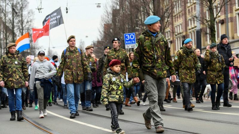 Демонстранты протестуют против введённых правительством Нидерландов ограничений на COVID-19 в Амстердаме, Нидерланды, 16 января 2022 года. Фото: Piroschka van de Wouw/Reuters
 | Epoch Times Россия