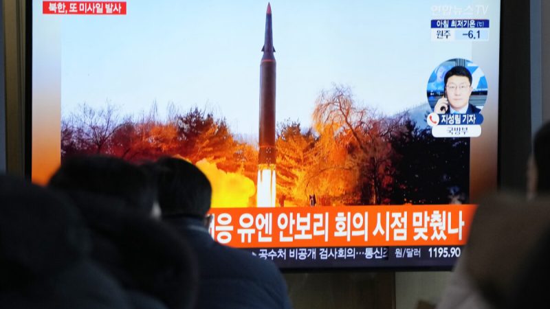 На телеэкране железнодорожного вокзала Сеула, Южная Корея, транслируется запуск ракеты Северной Кореи в программе новостей 11 января 2022 года. Фото: Ahn Young-joon/AP Photo
 | Epoch Times Россия