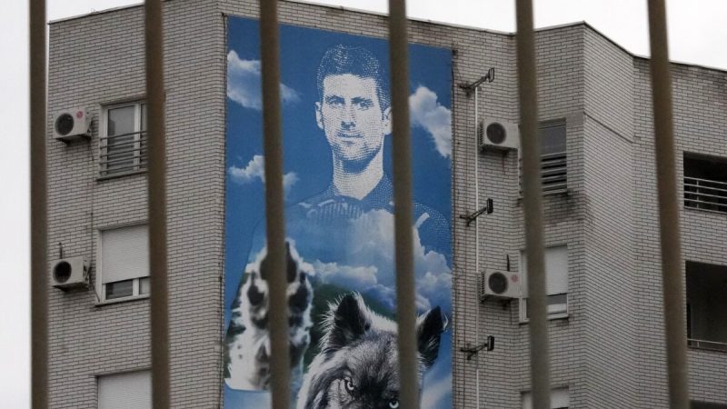 Рекламный щит с изображением сербского теннисиста Новака Джоковича висит на здании в Белграде, Сербия, 6 января 2022 года. (Darko Vojinovic/AP Photo) | Epoch Times Россия