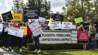 Родители в Южной Калифорнии выступают против масочного режима в школах