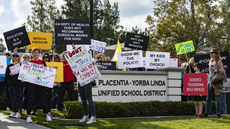 Взрослые и подростки протестуют против политики школьного округа Плацентия Йорба Линда в Плацентии, Калифорния, 18 января 2022 г.Фото: John Fredricks/The Epoch Times
 | Epoch Times Россия