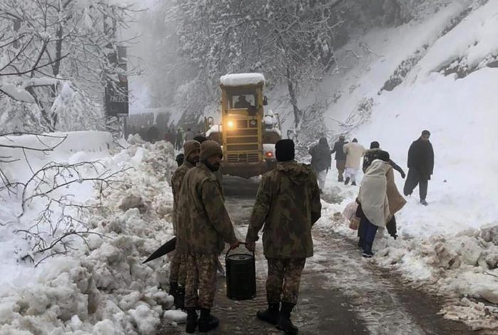 22 туриста замёрзли в машинах из-за снежной бури в Пакистане