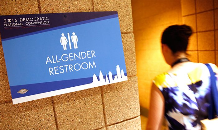 Знак туалета для всех полов на Национальном съезде Демократической партии в Филадельфии, штат Пенсильвания, 25 июля 2016 года. (Win McNamee/Getty Images) | Epoch Times Россия