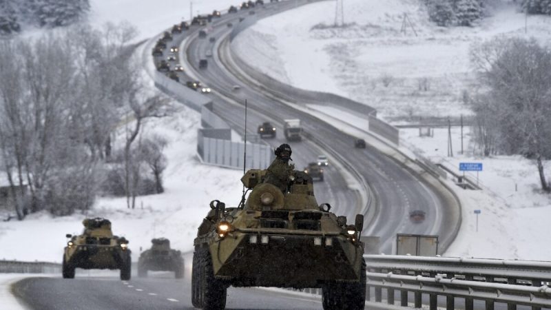 Колонна российской бронетехники движется по шоссе в Крыму, 18 января 2022 года. (AP Photo)
 | Epoch Times Россия