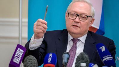 Рябков: Россия не будет нападать на Украину