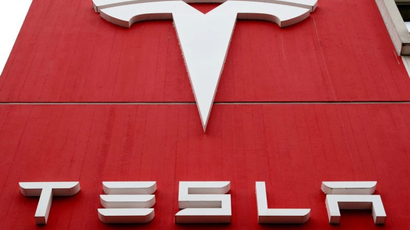 Логотип производителя автомобилей Tesla в филиале в Берне, Швейцария, 28 октября 2020 года. Фото: Arnd Wiegmann/Reuters
 | Epoch Times Россия