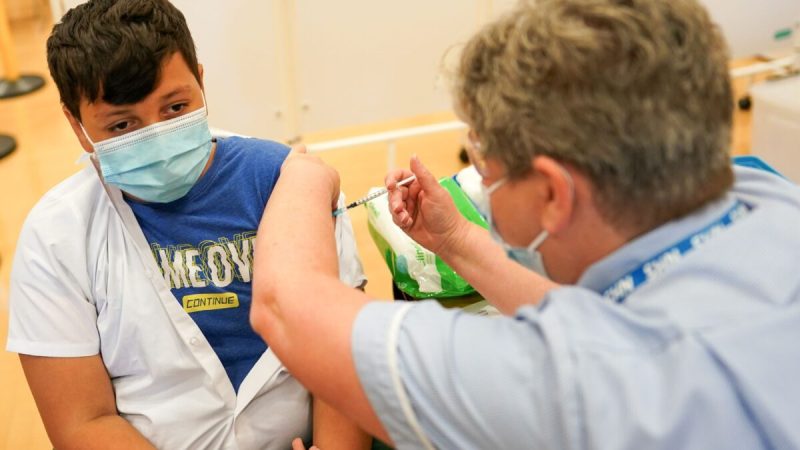 13-летний Феликс Дима из Ньюкасла получает вакцину COVID-19 от компании Pfizer-BioNTech в академии Excelsior в Ньюкасле-на-Тайне, Англия, 22 сентября 2021 года. (Ian Forsyth/Getty Images) | Epoch Times Россия