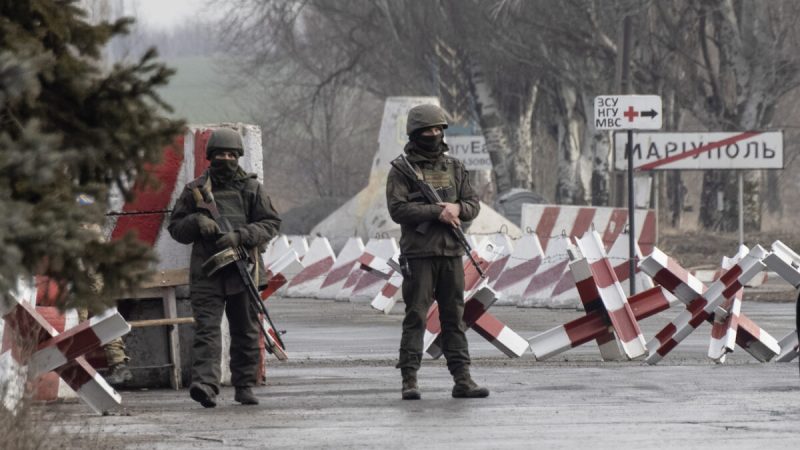 Украинские солдаты стоят на блокпосте недалеко от линии разграничения с повстанцами, Мариуполь, Донецкая область, Украина, 21 января 2022 года. (AP Photo/Andriy Dubchak) | Epoch Times Россия