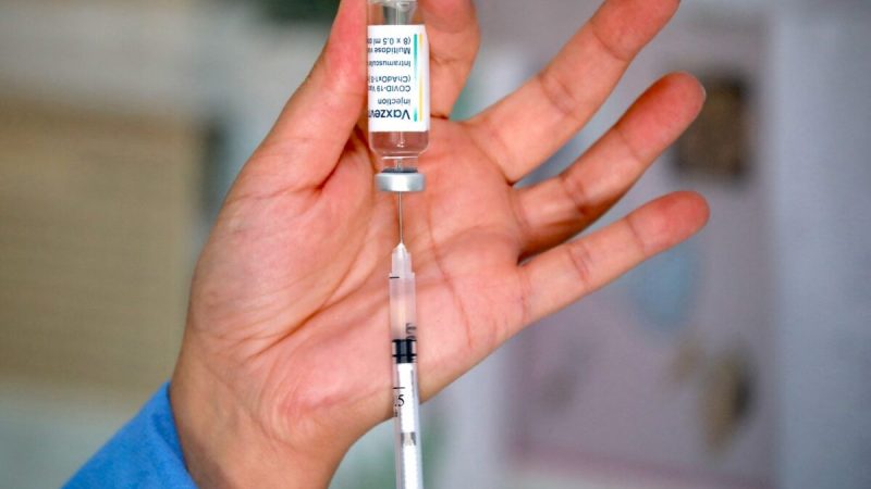 Доза вакцины Vaxzevria AstraZeneca. (Louai Beshara/AFP via Getty Images)  | Epoch Times Россия