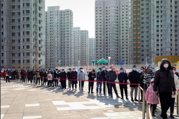 Жители выстраиваются в очередь на тест на коронавирус во время общегородского массового тестирования в Тяньцзине, Китай, 9 января 2022 года. (Chinatopix Via AP)