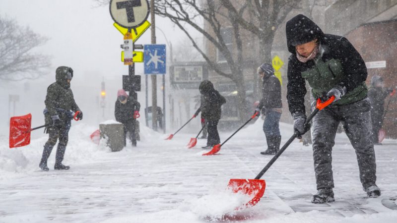 Люди работают лопатами возле станции MBTA «Дэвис Сквер» во время снежной бури в Сомервилле, штат Массачусетс, 29 января 2022 года. (Adam Glanzman/Getty Images) | Epoch Times Россия