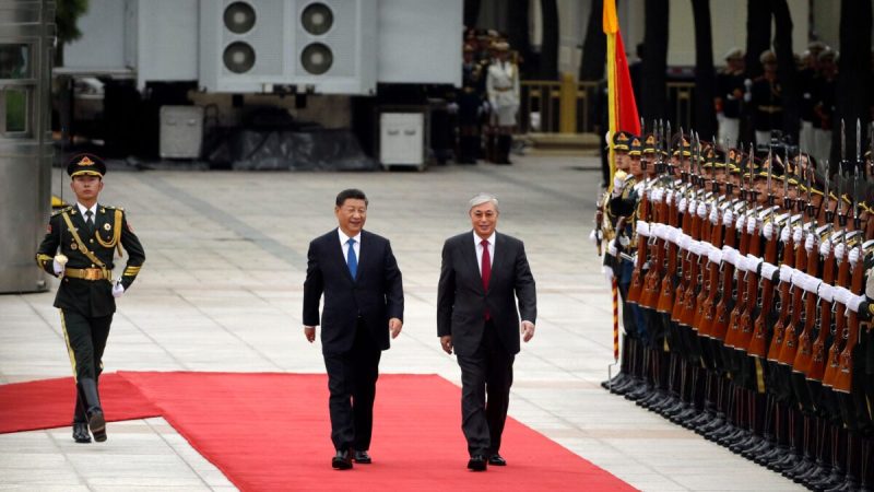 Китайский лидер Си Цзиньпин (слева) и президент Казахстана Касым-Жомарт Токаев во время церемонии приветствия в Доме народных представителей в Пекине 11 сентября 2019 г. (Mark Schiefelbein/AFP via Getty Images)  | Epoch Times Россия