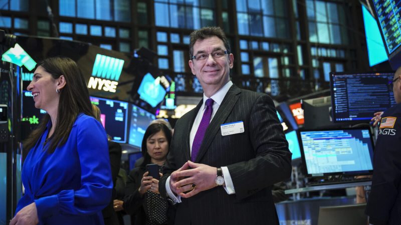 Альберт Бурла, главный исполнительный директор фармацевтической компании Pfizer, на Нью-Йоркской фондовой бирже в Нью-Йорке 17 января 2019 года. (Drew Angerer/Getty Images) | Epoch Times Россия