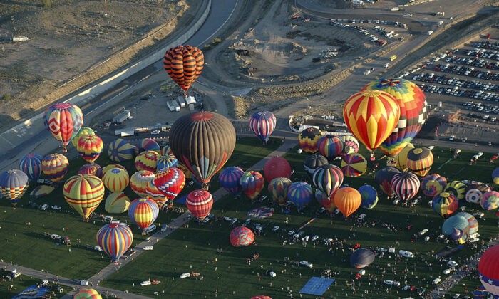 Вид с воздуха на первую волну воздушных шаров, запущенных на Международном фестивале воздушных шаров в Альбукерке. (John Bashian/Getty Images) | Epoch Times Россия