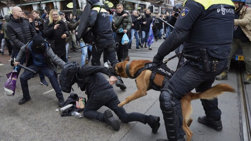 Столкновения между полицией и протестующими в Амстердаме, Нидерланды, 2 января 2022 года. (Pierre Crom/Getty Images)
 | Epoch Times Россия