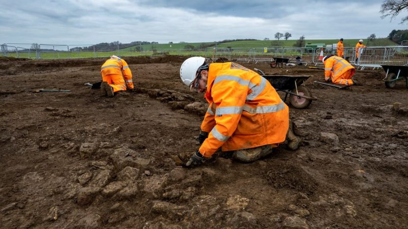 Археологи ведут раскопки на участке инфраструктуры MOLA Headland в Нортгемптоншире, Англия, в преддверии строительства линии HS2. (HS2/PA)  | Epoch Times Россия