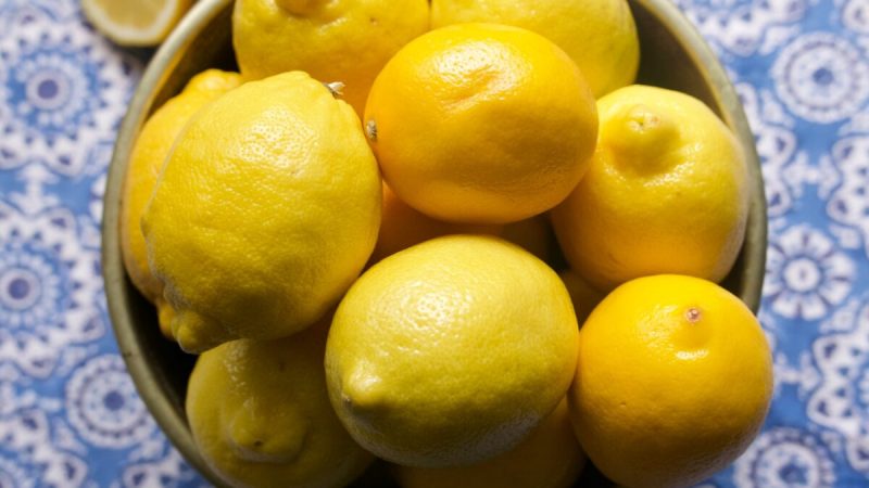 Бонус: лимоны можно использовать как яркий сезонный декор. Большая чашка в центре стола создаст небрежный элегантный акцент, а маленькие миски, расставленные по всему столу, добавят изюминку. (Фото: Victoria de la Maza) | Epoch Times Россия