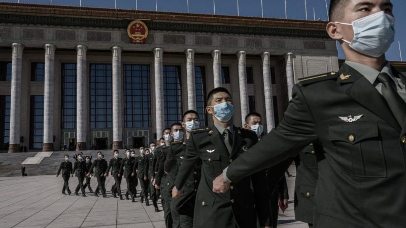 Китайские солдаты из Народно-освободительной армии после церемонии, посвящённой 70-летию вступления Китая в корейскую войну, 23 октября 2020 года в Большом зале народа в Пекине. (Kevin Frayer/Getty Images)
 | Epoch Times Россия