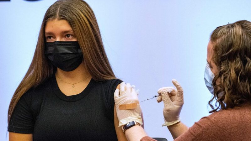 Девочке делают прививку вакцины Pfizer от COVID-19 в Хартфорде, штат Коннектикут, 6 января 2022 года. Фото: Joseph Prezioso/AFP via Getty Images
 | Epoch Times Россия