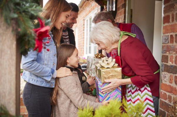 Отличный способ научить детей благодарности на Рождество — это поощрять их по-настоящему обдумывать свои подарки. (Image: Monkey Business Images via Dreamstime)